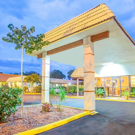 Days Inn By Wyndham St. Petersburg Central Exterior photo