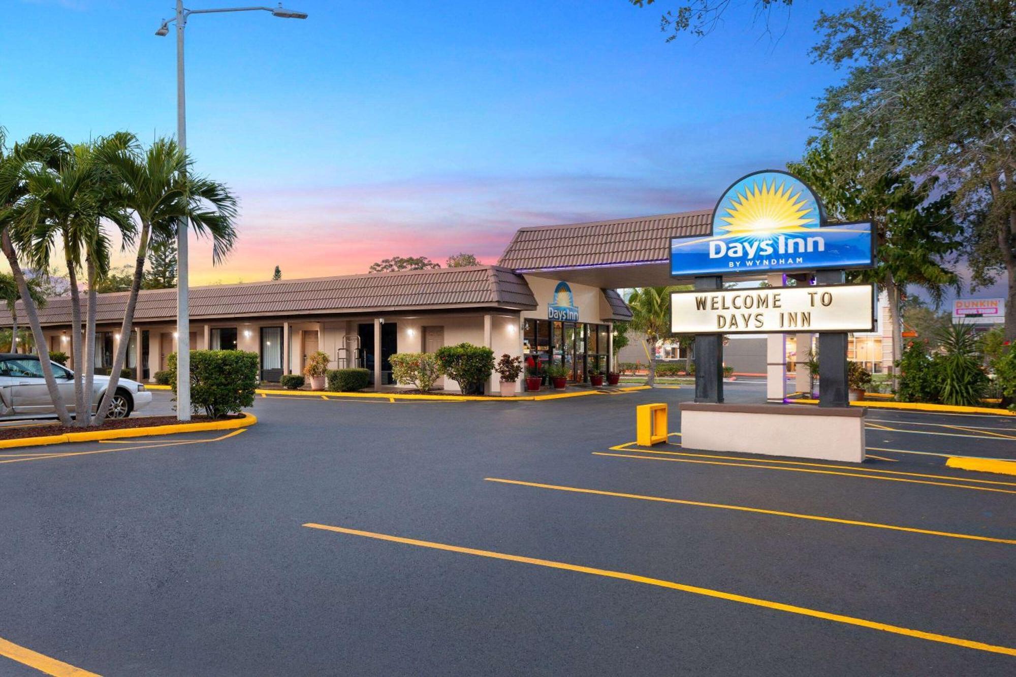 Days Inn By Wyndham St. Petersburg Central Exterior photo